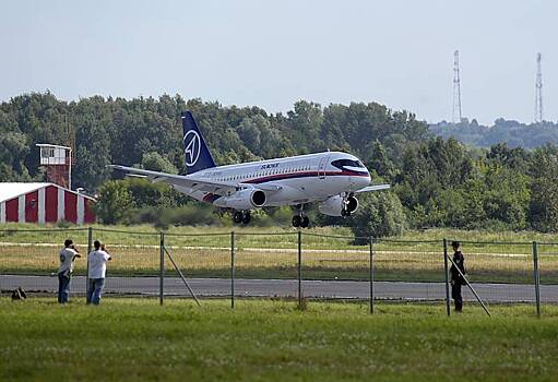 159B701Cf5B58Bf9Ca08D1Ef3Dd09Df1 Самолет Sukhoi Superjet Авиакомпании «Азимут» Отменил Взлет Из-За Неисправности Компьютера 1